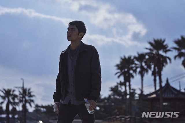 [서울=뉴시스] 영화 '낙원의 밤' 스틸. (사진=넷플릭스 제공) 2021.04.14 photo@newsis.com