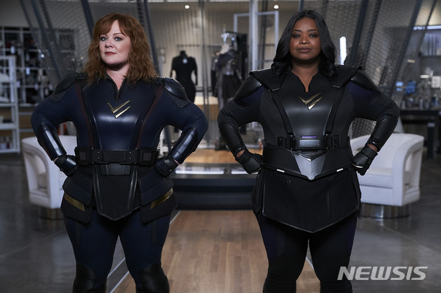 [서울=뉴시스] 영화 '썬더 포스' 스틸. (사진=넷플릭스 제공) 2021.04.09 photo@newsis.com