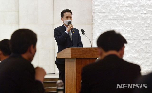 [서울=뉴시스]국회사진기자단 = 더불어민주 초선의원 모임 간사역할을 하고 있는 고영인 더불어민주당 의원이 9일 서울 여의도 CCMM빌딩에서 열린 초선의원들 긴급모임에 참석, 회의를 주재하고 있다. 더불어민주당 초선 의원들은 이번 모임에서 4·7 재·보궐 선거 참패 이후 당이 나아가야 할 방향 등을 논의했다. 2021.04.09. photo@newsis.com