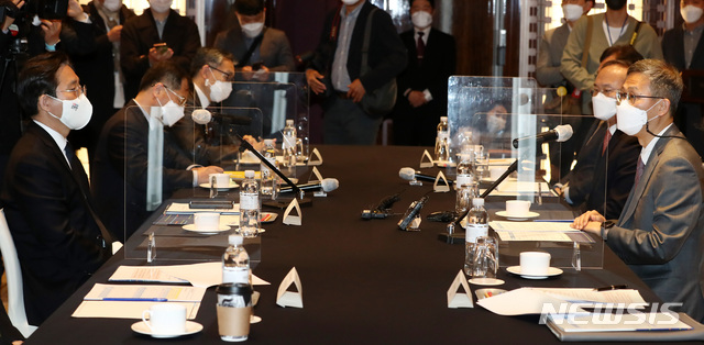 [서울=뉴시스]이영환 기자 = 이정배(삼성전자 사장, 오른쪽) 반도체산업협회장이 9일 오전 서울 중구 웨스틴조선호텔에서 열린 반도체산업협회 회장단 간담회에 참석해 발언을 하고 있다. 왼쪽은 성윤모 산업통상자원부 장관 2021.04.09. 20hwan@newsis.com