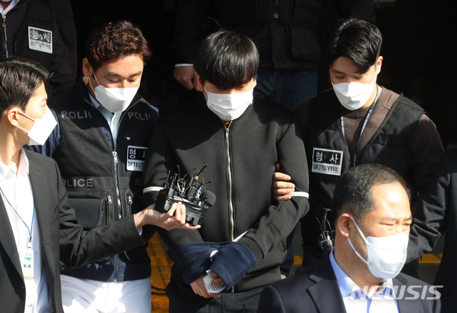 [서울=뉴시스]배훈식 기자 = 노원 세모녀 살인사건 피의자 김태현이 지난 9일 오전 서울 도봉구 도봉경찰서에서 호송 차량으로 향하고 있다. 2021.04.09. dahora83@newsis.com