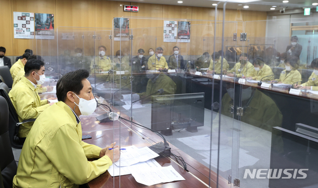 [서울=뉴시스]김형수 기자 = 오세훈 서울시장이 9일 오전 서울시청 기획상황실에서 열린 코로나19 종합대책회의에서 발언하고 있다. (공동취재사진) 2021.04.09. photo@newsis.com