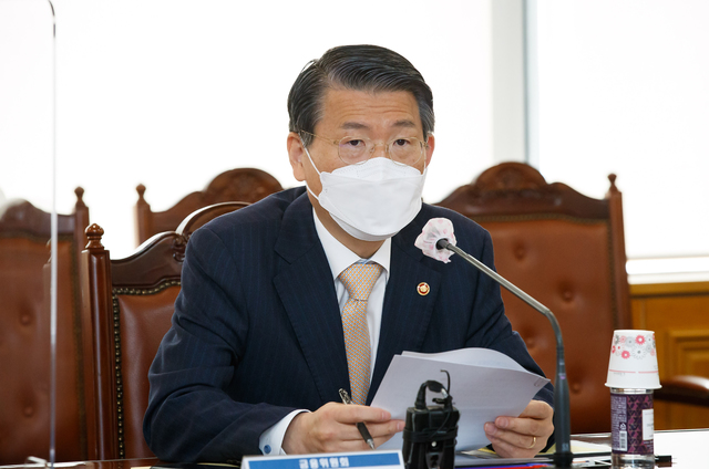 [서울=뉴시스]은성수 금융위원장이 지난 9일 서울 중구 은행연합회에서 여신전문금융회사·저축은행 최고경영자(CEO)들과 간담회를 하고 있다. (사진=금융위원회 제공) 2021.04.09. photo@newsis.com *재판매 및 DB 금지