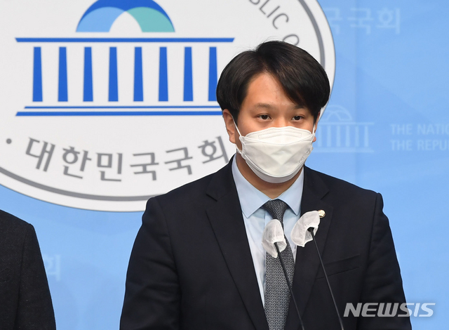 [서울=뉴시스]전진환 기자 = 전용기 더불어민주당 의원이 오영환, 이소영, 장경태, 장철민 의원과 함께 9일 오전 서울 여의도 국회 소통관에서 '더불어민주당 2030의원 입장문' 발표를 하고 있다. (공동취재사진) 2021.04.09. photo@newsis.com