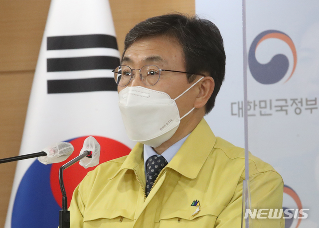 [서울=뉴시스]김명원 기자 = 권덕철 중앙재난안전대책본부(중대본) 1차장(보건복지부 장관)이 9일 오전 서울 종로구 정부서울청사 합동브리핑실에서 코로나19 대응 비대면 정례브리핑을 하고 있다. 정부는 다음달 2일까지 수도권 2단계·비수도권 1.5단계 등 현행 사회적 거리두기 단계와 5인 이상 모임 금지 조치를 유지하되 방역의 효과를 극대화할 수 있는 방안을 마련해 앞으로 3주간 강도 높게 이행할 것을 밝혔다. 2021.04.09. kmx1105@newsis.com