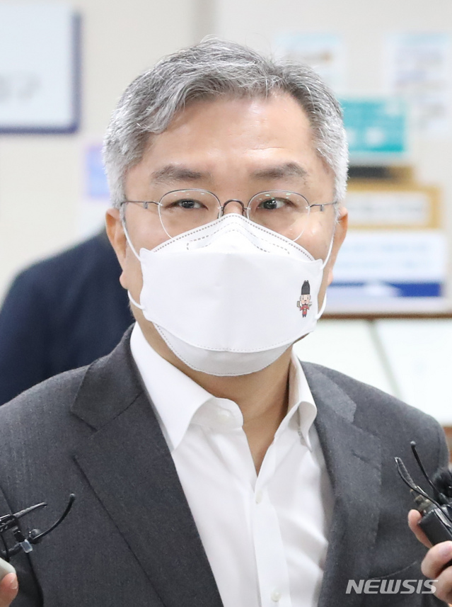 [서울=뉴시스]고승민 기자 = 정보통신망 이용촉진 및 정보보호 등에 관한 법률 위반(명예훼손) 혐의로 기소된 최강욱 열린민주당 대표가 첫 공판을 하기 위해 9일 서울중앙지방법원으로 출석하고 있다. 2021.04.09. kkssmm99@newsis.com