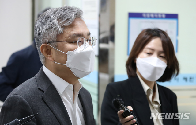 [서울=뉴시스]고승민 기자 = 정보통신망 이용촉진 및 정보보호 등에 관한 법률 위반(명예훼손) 혐의로 기소된 최강욱 열린민주당 대표가 첫 공판을 하기 위해 9일 서울중앙지방법원으로 출석하고 있다. 2021.04.09. kkssmm99@newsis.com