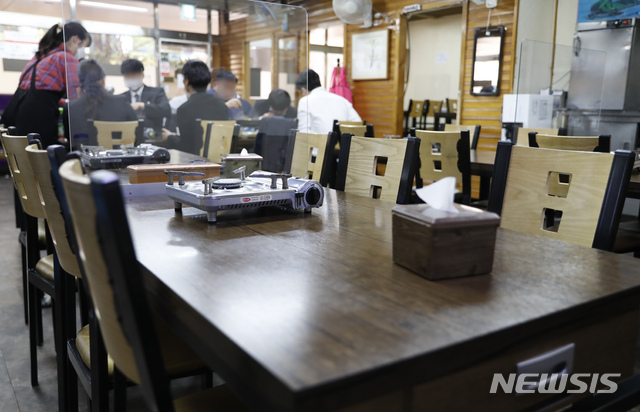 [서울=뉴시스]고승민 기자 = 중앙재난안전대책본부가 현행중인 사회적 거리두기 수도권 2단계, 비수도권 1.5단계를 다음달 2일 자정까지 3주 더 연장한다고 발표한 지난 9일 서울 서초구의 한 식당에서 가림막을 사이에 둔 직장인들이 점심식사를 하고 있다. 2021.04.09. kkssmm99@newsis.com