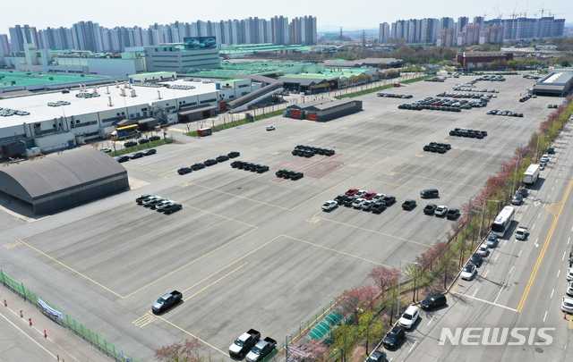 [평택=뉴시스] 김종택기자 = 쌍용자동차가 차량용 반도체 부품 수급 차질로 공장 가동을 중단했다. 경기도 평택시 쌍용자동차 평택출고센터 모습. 2021.04.09. jtk@newsis.com