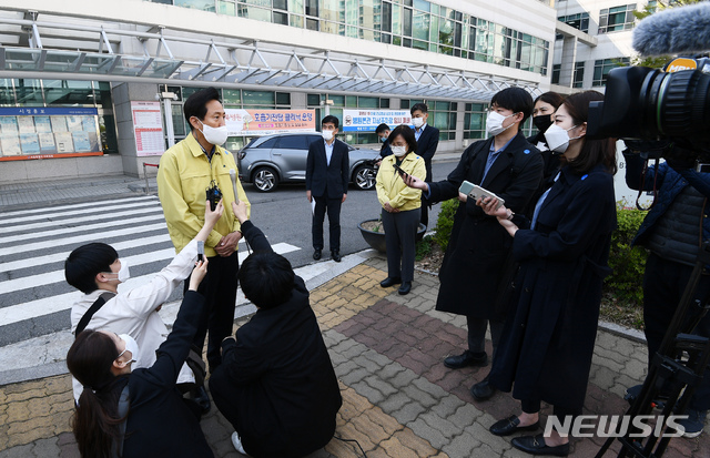 [서울=뉴시스]배훈식 기자 = 오세훈 서울시장이 9일 오후 서울 은평구 서울시립서북병원을 찾아 코로나19 대응 현황을 점검한 뒤 취재진의 질문에 답하고 있다.(공동취재사진) 2021.04.09. photo@newsis.com