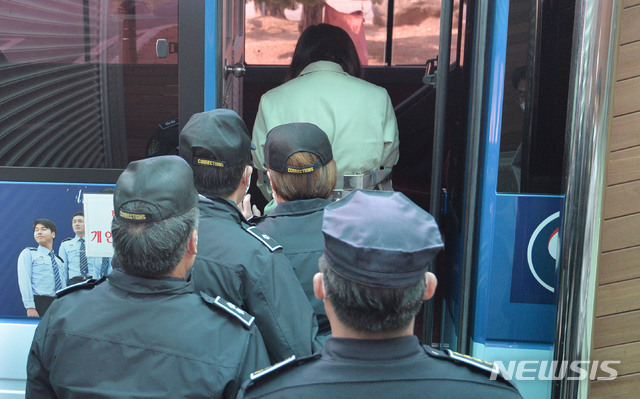 [김천=뉴시스] 이무열 기자 = 구미에서 3세 여아를 방치해 숨지게 한 혐의로 재판에 넘겨진 김모(22)씨가 9일 오후 대구지법 김천지원에서 열린 공판을 마친 후 호송차에 탑승하고 있다. 2021.04.09. lmy@newsis.com