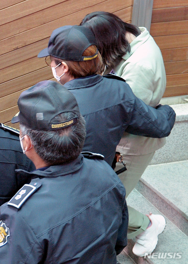 [김천=뉴시스] 이무열 기자 = 구미에서 3세 여아를 방치해 숨지게 한 혐의로 재판에 넘겨진 김모(22)씨가 9일 오후 대구지법 김천지원에서 열린 공판을 마친 후 호송차로 향하고 있다. 2021.04.09. lmy@newsis.com