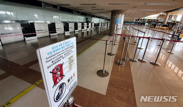 [서울=뉴시스]홍찬선 기자 =지난 9일 서울 강서구 김포공항 국제선 출국장 항공사 카운터가 굳게 닫혀있다. 김포공항 국제선은 코로나19의 영향으로 지난해 3월24일 이후 항공기의 이착륙의 운항이 중단됐다. 2021.04.09&nbsp; mania@newsis.com