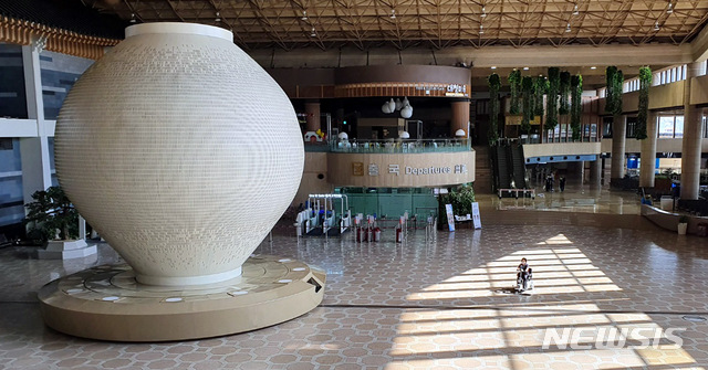 [서울=뉴시스]홍찬선 기자 =지난 9일 서울 강서구 김포공항 국제선 출국장이 승객없이 한산한 모습이다. 김포공항 국제선은 코로나19의 영향으로 지난해 3월24일 이후 항공기의 이착륙의 운항이 중단됐다. 2022.05.05. mania@newsis.com