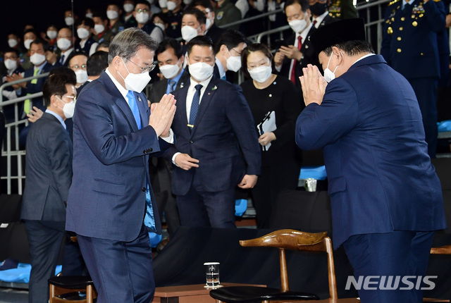 [사천=뉴시스]박영태 기자 = 문재인 대통령이 9일 경남 사천시 한국항공우주산업(KAI) 고정익동에서 열린 한국형전투기 보라매(KF-21) 시제기 출고식에 참석하며 인도네시아 프라보워 국방장관과 인사를 나누고 있다. 2021.04.09. since1999@newsis.com