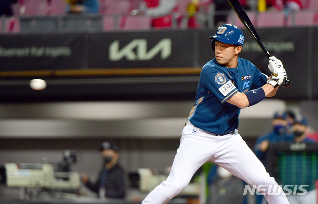 [광주=뉴시스]류형근 기자 = 9일 오후 광주 북구 광주-기아챔피언스필드에서 열린 2021프로야구 KIA 타이거즈 대 NC 다이노스의 경기, 5회초 1사 1루에서 NC 2번타자 이명기가 타격을 하고 있다. 2021.04.09. hgryu77@newsis.com
