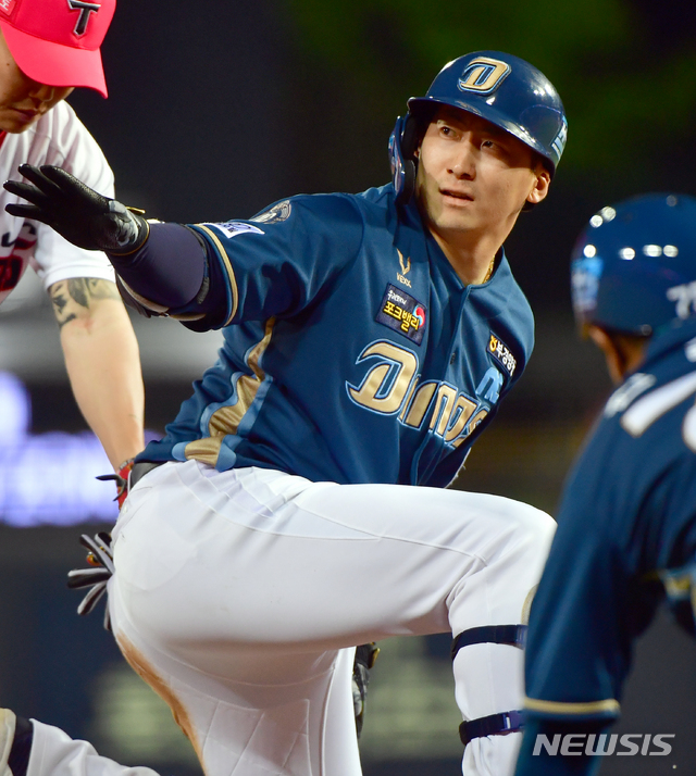 [광주=뉴시스]류형근 기자 = 9일 오후 광주 북구 광주-기아챔피언스필드에서 열린 2021프로야구 KIA 타이거즈 대 NC 다이노스의 경기, 5회초 1사 1, 2루에서 NC 3번타자 나성범이 2타점 3루타를 친 뒤 3루에 안착해 있다. 2021.04.09. hgryu77@newsis.com