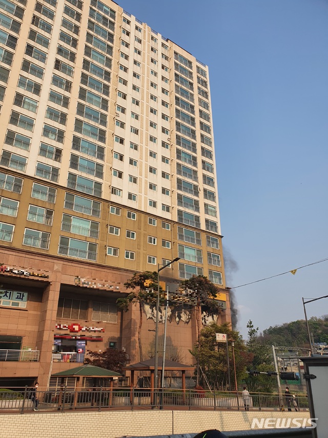 [남양주=뉴시스] 이호진 기자 = 10일 오후 경기 남양주시의 한 주상복합아파트 1층에서 발생한 화재가 번지면서 건물 외벽이 녹아내리고 있다. (사진=독자 제공)