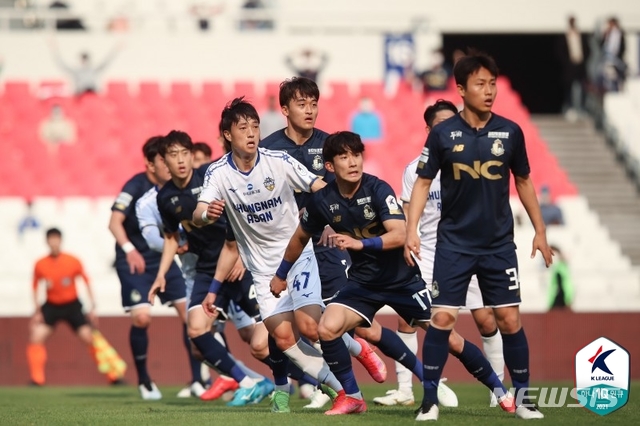 [서울=뉴시스] 서울이랜드FC와 충남아산의 경기. (사진=프로축구연맹 제공)