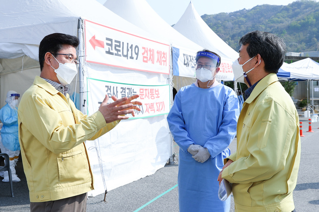 [대전=뉴시스]조명휘 기자 = 허태정(왼쪽) 대전시장이 10일 오후 중구 부사동 한밭운동장 임시선별진료소를 찾아 운영상황을 점검하면서 방역담당자들을 위로 하고 있다. (사진= 대전시 제공) 2021.04.10. photo@newsis.com *재판매 및 DB 금지