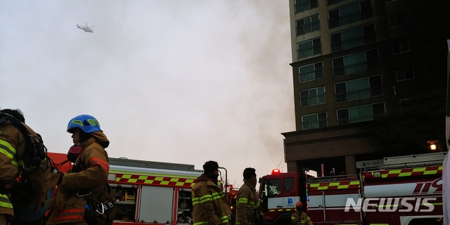 [남양주=뉴시스]이호진 기자 = 10일 경기 남양주시 다산동의 한 주상복합건물 화재 현장에서 소방관들이 장비를 정리하고 있다. 2021.04.10. asake@newsis.com