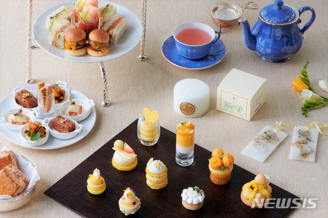 [서울=뉴시스]JW 메리어트 호텔 서울 '더 라운지'의 '프리지아 애프터눈 티 세트'