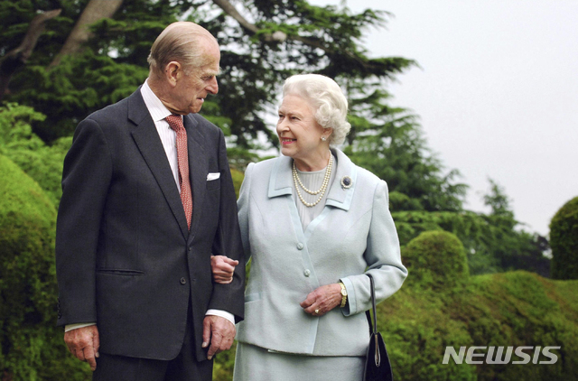 [AP/뉴시스]지난 2017년 11월18일(현지시간) 사진에서 엘리자베스 2세 영국 여왕과 필립공(에든버러 공작)이 결혼기념일을 맞아 브로드랜즈에서 사진을 찍기 위해 포즈를 취하고 있다. 필립공은 지난 9일 윈저성에서 99세를 일기로 세상을 떠났다. 2021.04.11.