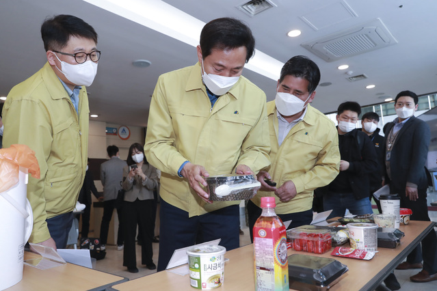 [서울=뉴시스]이영환 기자 = 오세훈 서울시장이 10일 오전 서울 중구 남산유스호스텔 생활치료센터를 찾아 입소자들에게 제공되는 도시락을 살펴보고 있다. (공동취재사진) 2021.04.10. photo@newsis.com