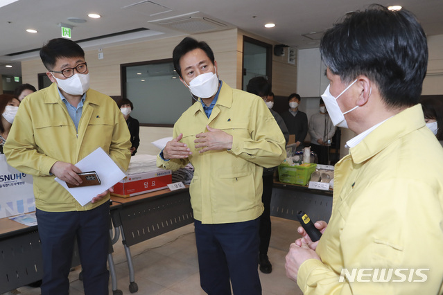 [서울=뉴시스]이영환 기자 = 오세훈 서울시장이 10일 오전 서울 중구 남산유스호스텔 생활치료센터를 찾아 관계자와 대화를 나누고 있다. (공동취재사진) 2021.04.10. photo@newsis.com