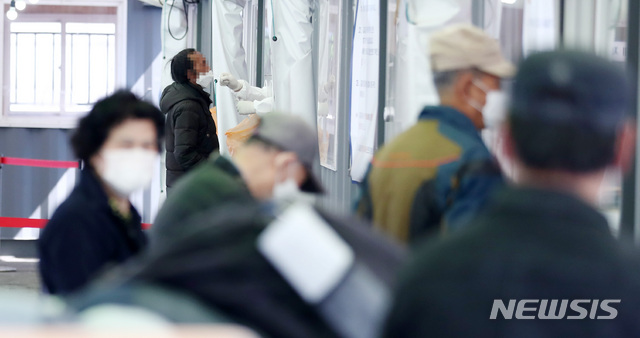 [서울=뉴시스]이영환 기자 = 지난 10일 오전 서울 중구 서울역광장에 마련된 코로나19 임시선별검사소에서 시민들이 검체 채취를 하고 있다. 2021.04.10. 20hwan@newsis.com