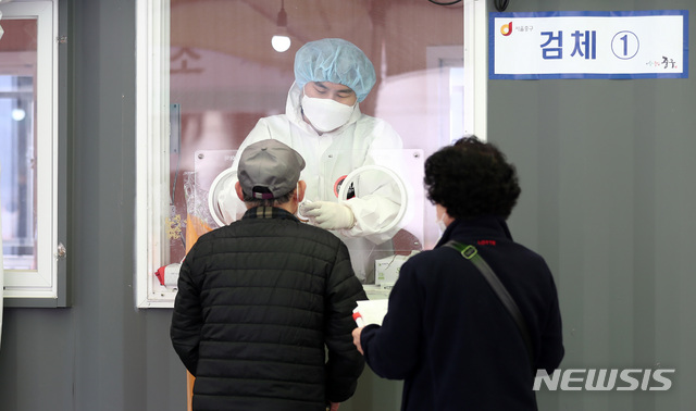 [서울=뉴시스]이영환 기자 = 10일 오전 서울 중구 서울역광장에 마련된 코로나19 임시선별검사소에서 시민들이 검체 채취를 하고 있다. 이날 0시 기준 코로나19 신규 확진자 수가 600명대 후반으로 집계돼 나흘 연속 600~700명대 환자가 발생했다. 2021.04.10. 20hwan@newsis.com