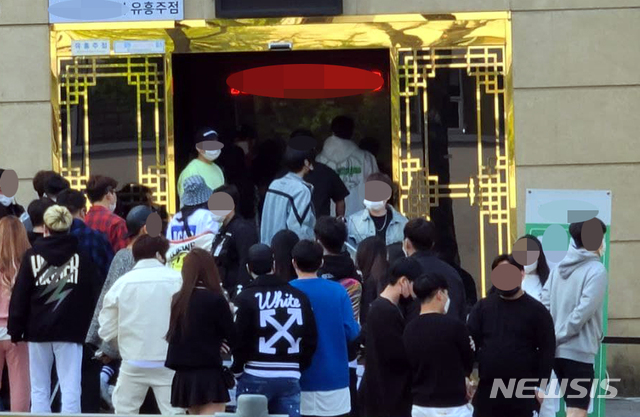 [서울=뉴시스] 장경일 기자 = 수도권 유흥시설의 영업금지 행정명령 시행을 하루 앞둔 11일 오전 서울 강남의 한 유흥주점 클럽 앞에 젊은 사람들이 장사진을 치고 있다. 중앙재난안전대책본부에 따르면 코로나19 확산 억제를 위해 현행 사회적 거리두기를 오는 12일부터 다음 달 2일까지 3주간 연장하고 2단계 지역의 유흥시설 영업은 금지된다. 2021.04.11. jgi1988@newsis.com&nbsp;&nbsp; 