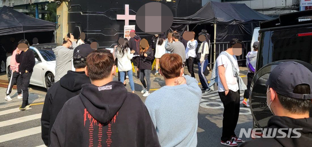 [서울=뉴시스] 장경일 기자 = 수도권 유흥시설의 영업금지 행정명령 시행을 하루 앞둔 11일 오전 서울 강남의 한 유흥주점 클럽 앞에 젊은 사람들이 장사진을 치고 있다. 중앙재난안전대책본부에 따르면 코로나19 확산 억제를 위해 현행 사회적 거리두기를 오는 12일부터 다음 달 2일까지 3주간 연장하고 2단계 지역의 유흥시설 영업은 금지된다. 2021.04.11. jgi1988@newsis.com 