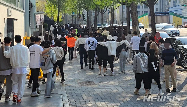 [서울=뉴시스] 장경일 기자 = 수도권 유흥시설의 영업금지 행정명령 시행을 하루 앞둔 11일 오전 서울 강남의 한 유흥주점 클럽 앞 인도가 젊은 사람들로 북적이고 있다. 중앙재난안전대책본부에 따르면 코로나19 확산 억제를 위해 현행 사회적 거리두기를 오는 12일부터 다음 달 2일까지 3주간 연장하고 2단계 지역의 유흥시설 영업은 금지된다. 2021.04.11. jgi1988@newsis.com 