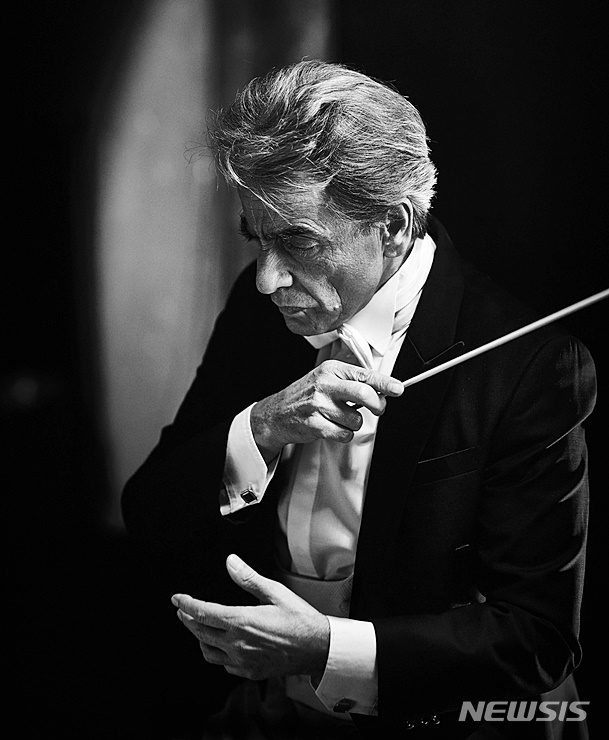 줄리안 코바체프, 상임지휘자