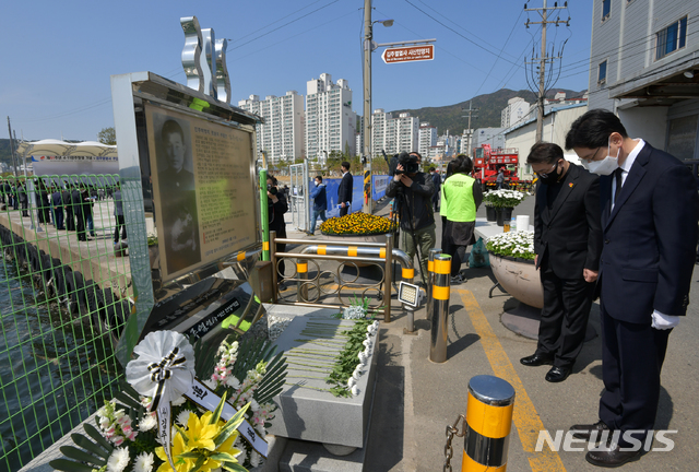 [창원=뉴시스] 홍정명 기자= 김경수 경남도지사가 11일 오전 경남 창원시 마산합포구 고 김주열 열사 시신인양지에서 헌화한 후 묵념하고 있다. (사진=경남도 제공) 2021.04.11.&nbsp; photo@newsis.com