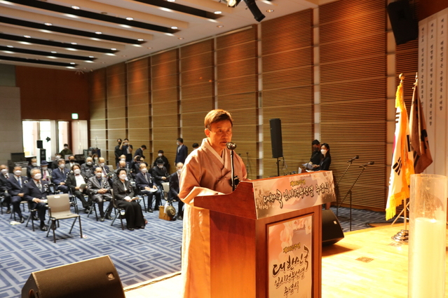 [서울=뉴시스] 제문 읽는 김원웅 광복회장. 2021.04.11. (사진=광복회 제공) *재판매 및 DB 금지