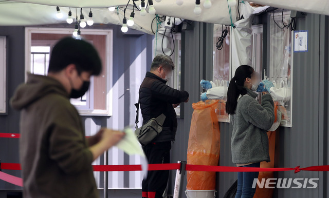 [서울=뉴시스]박주성 기자 = 국내 코로나19 확산세가 지속하면서 신규 확진자 수가 사흘 연속 600명대를 기록한 11일 오전 서울 중구 서울역 광장에 마련된 임시 선별검사소에 시민들이 검사를 받고 있다. 2021.04.11. park7691@newsis.com