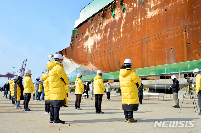 [목포=뉴시스] 김혜인 기자 = 세월호 참사 7주기를 닷새 앞둔 11일 오전 전남 목포신항을 찾은 유가족들이 추모식을 진행하고 있다. 2021.04.11.hyein0342@newsis.com