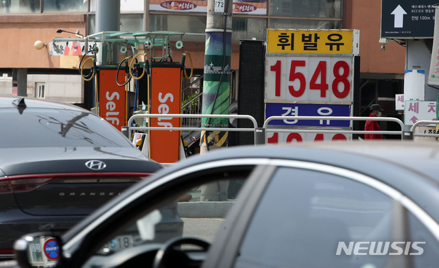 [서울=뉴시스]박주성 기자 = 휘발유 판매가격이 20주 연속 올라 11일 오전 서울 영등포구의 한 주유소에 유가정보가 붙어 있다. 10일 한국석유공사에 따르면 4월1주 주유소 휘발유 판매가격은 전주 대비 1.1원 오른 1535.0원/ℓ으로 20주 연속 상승했다. 2021.04.11. park7691@newsis.com