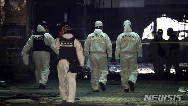 [남양주=뉴시스] 홍효식 기자 = 경기 남양주시 다산동 주상복합아파트 화재가 진화된 11일 과학수사단과 화재감식반이 들어서고 있다. 2021.04.11. yesphoto@newsis.com