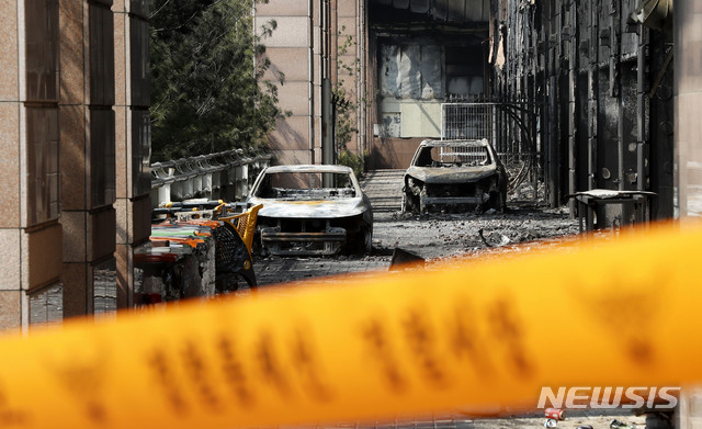 [남양주=뉴시스] 홍효식 기자 = 남양주시 다산동 주상 복합 아파트 화재가 완전 진화된 11일 차량이 전소돼 있다. 2021.04.11. yesphoto@newsis.com