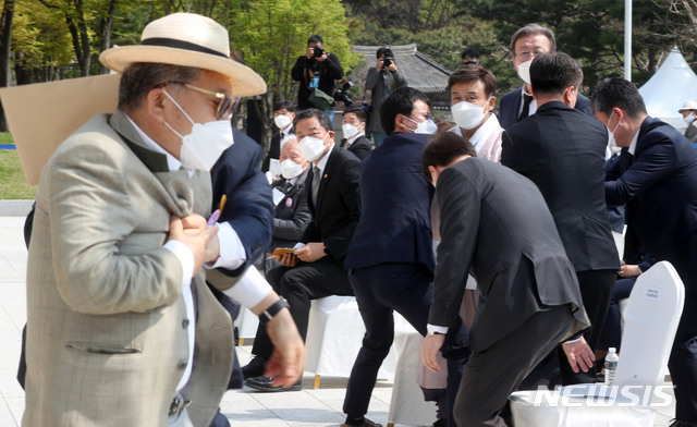 [서울=뉴시스]국회사진기자단 = 11일 오전 서울 용산구 백범김구기념관 야외광장에서 열린 제102주년 대한민국임시정부 수립 기념식에서 김원웅 광복회장의 멱살을 잡는 등 거친 항의를 하는 김임용(왼쪽) 광복회 회원을 관계자들이 저지하고 있다. 2021.04.11. photo@newsis.com