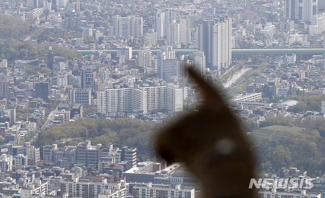 [서울=뉴시스]홍효식 기자 = 오세훈 서울시장이 서울의 아파트 공시가격을 재조사해 동결할 근거를 마련하겠다고 밝힌 가운데 11일 서울 송파구 롯데월드타워 전망대 서울스카이에서 바라본 서울 시내 아파트 단지가 보이고 있다. 2021.04.11. yesphoto@newsis.com