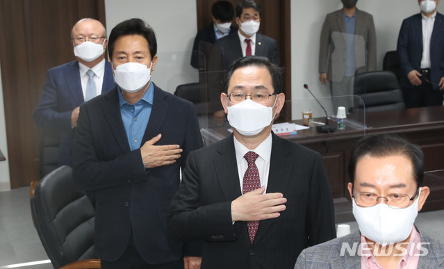 [서울=뉴시스]김진아 기자 = 주호영 국민의힘 대표 권한대행과 오세훈 서울시장을 비롯한 참석자들이 11일 오후 서울 여의도 당사에서 열린 국민의힘·서울시 부동산정책협의회에서 국민의례를 하고 있다.  (공동취재사진) 2021.04.11. photo@newsis.com