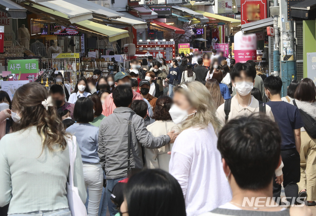[서울=뉴시스]최진석 기자 = 수도권과 부산 등 거리두기 2단계 지역의 유흥시설 집합을 금지를 하루 앞둔 11일 서울 마포구 홍대를 찾은 시민들로 거리가 북적이고 있다. 2021.04.11. myjs@newsis.com