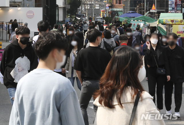 [서울=뉴시스]최진석 기자 = 수도권과 부산 등 거리두기 2단계 지역의 유흥시설 집합을 금지를 하루 앞둔 11일 서울 마포구 홍대를 찾은 시민들로 거리가 북적이고 있다. 2021.04.11. myjs@newsis.com