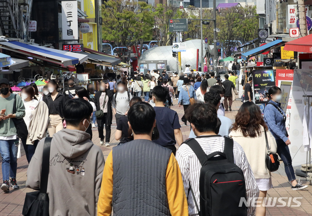 [서울=뉴시스]최진석 기자 = 수도권과 부산 등 거리두기 2단계 지역의 유흥시설 집합을 금지를 하루 앞둔 지난달 11일 서울 마포구 홍대를 찾은 시민들로 거리가 북적이고 있다. 2021.04.11. myjs@newsis.com