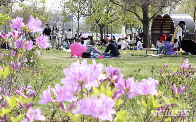 [서울=뉴시스]최진석 기자 = 따뜻한 봄 날씨를 보이며 나들이객이 증가한 지난 11일 서울 마포구 망원한강공원에서 나들이객들이 휴식을 취하고 있다. 2021.04.11. myjs@newsis.com