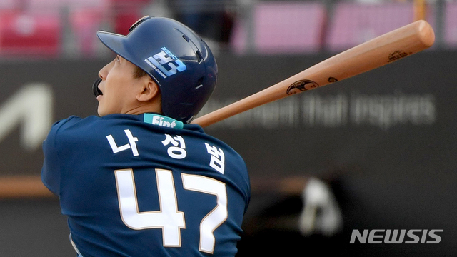 [광주=뉴시스] 신대희 기자 = 11일 오후 광주 북구 광주-기아챔피언스필드에서 열린 2021프로야구 KIA 타이거즈 대 NC 다이노스의 경기, 7회초 1사에서 NC 나성범이 중견수 앞에 떨어지는 타구(2루타 1타점)를 바라보고 있다. 2021.04.11. sdhdream@newsis.com